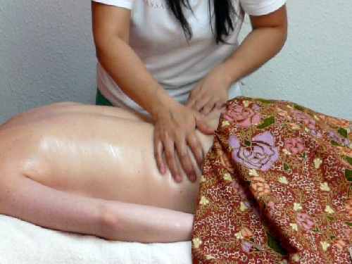 Ganzkörper-Ölmassage in der Royal Thai Massage Praxis Dresden - Rücken -Hüfte